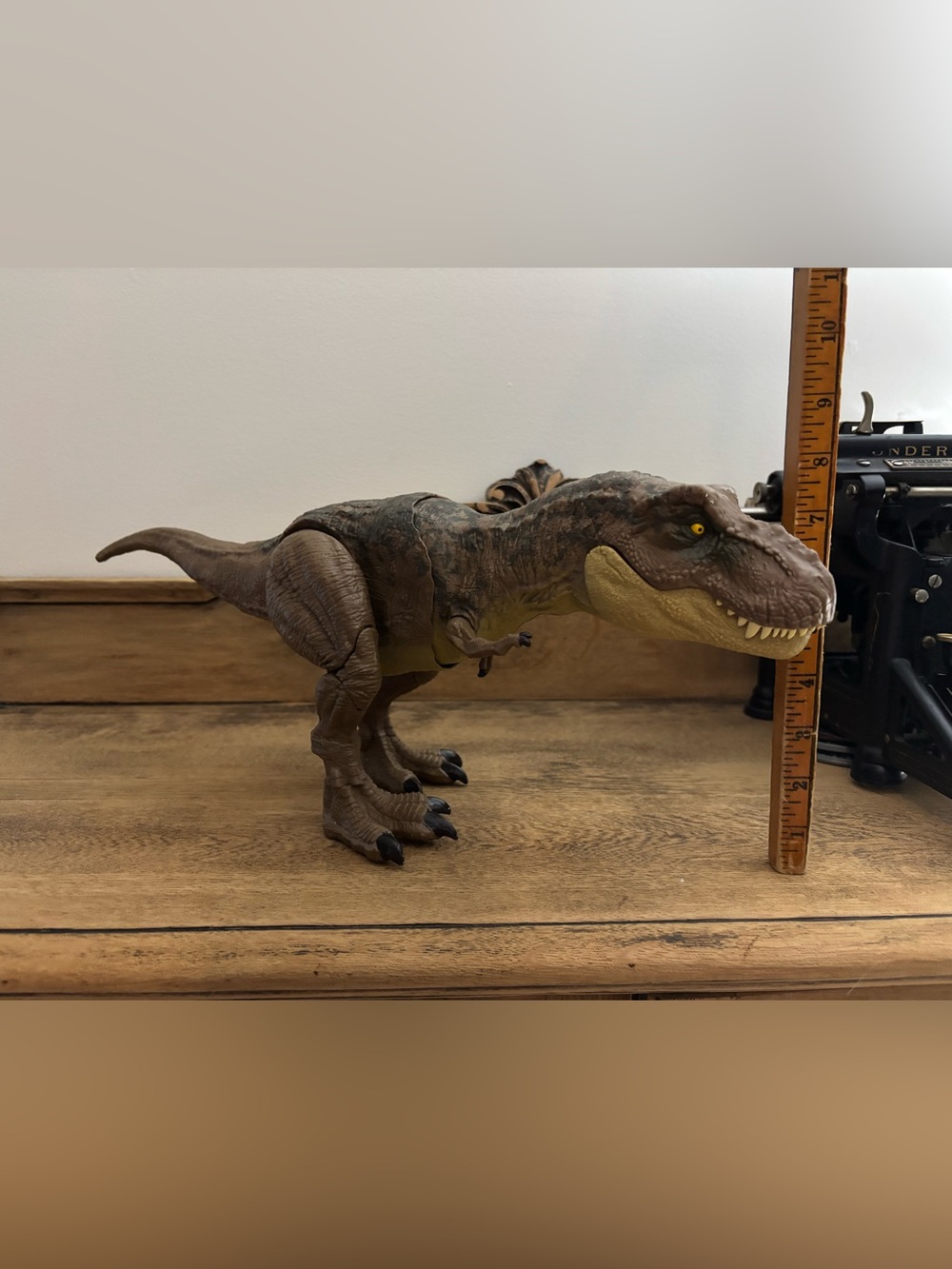 Jurassic World  Park Camp Cretaceous Stomp N’ Escape T-REX